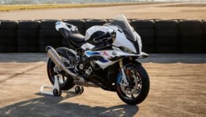 BMW S 1000 RR: The Ultimate Superbike with 15.62 kmpl Mileage, Priced from Rs 20.75 Lakh
