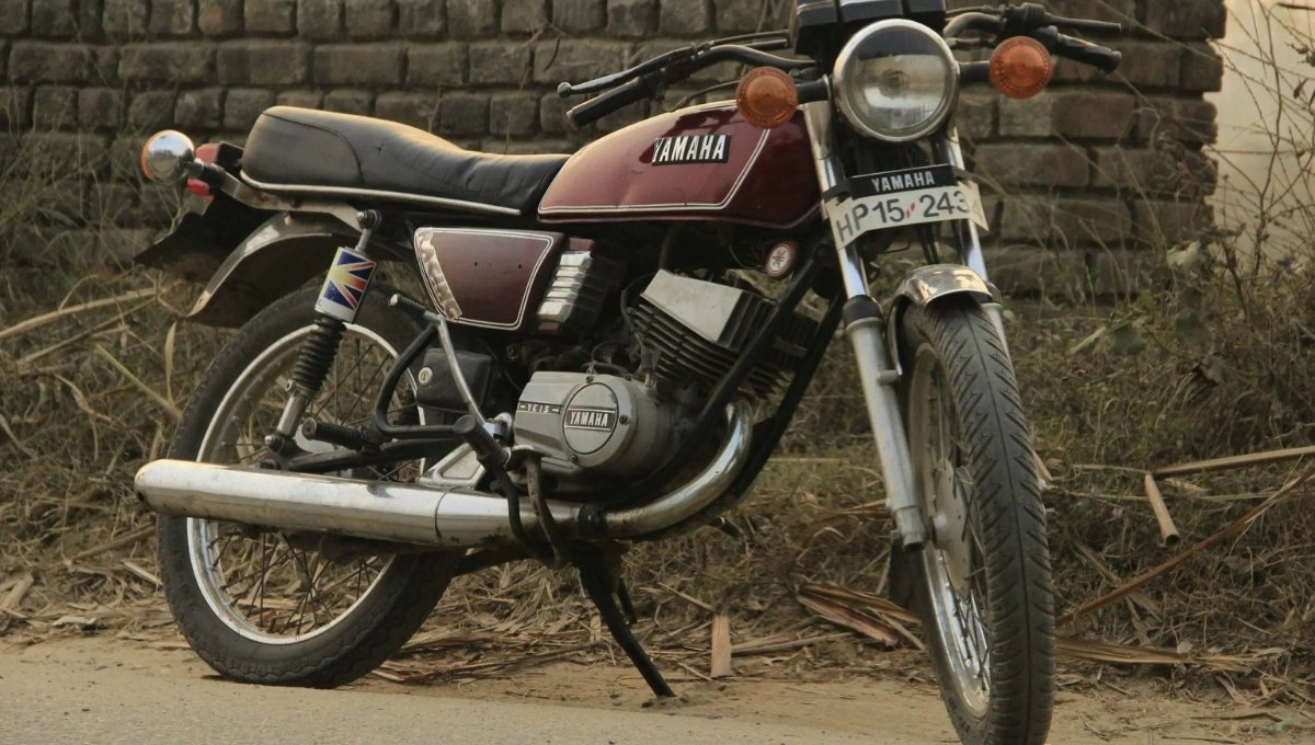 Yamaha RX 100 Returns: 90s Icon with Classic Charm, 45+ kmpl Mileage and Rs 1 Lakh Price Tag